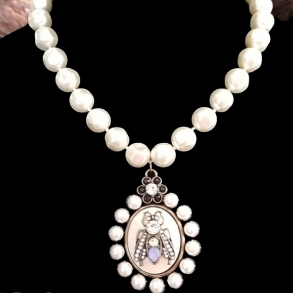 Hand Crafted Baroque Glass Pearl Queen Bee Pendant Necklace - Picture 12 of 12